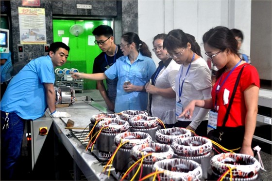 老师在皖南电机生产车间参观学习 老师在皖南电机生产车间参观学习
